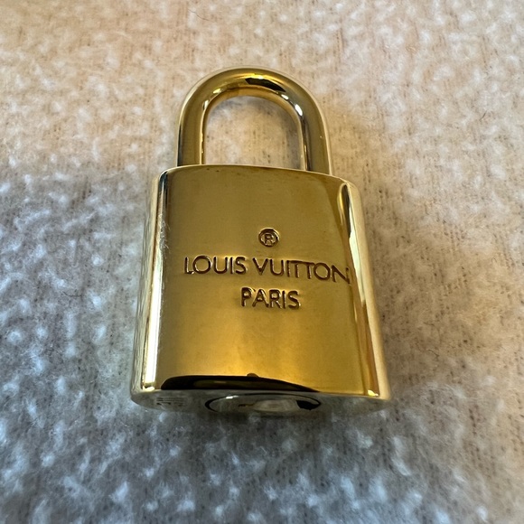 **New** Louis Vuitton Lockset #311 with 2 keys and Dustbag - Picture 3 of 12